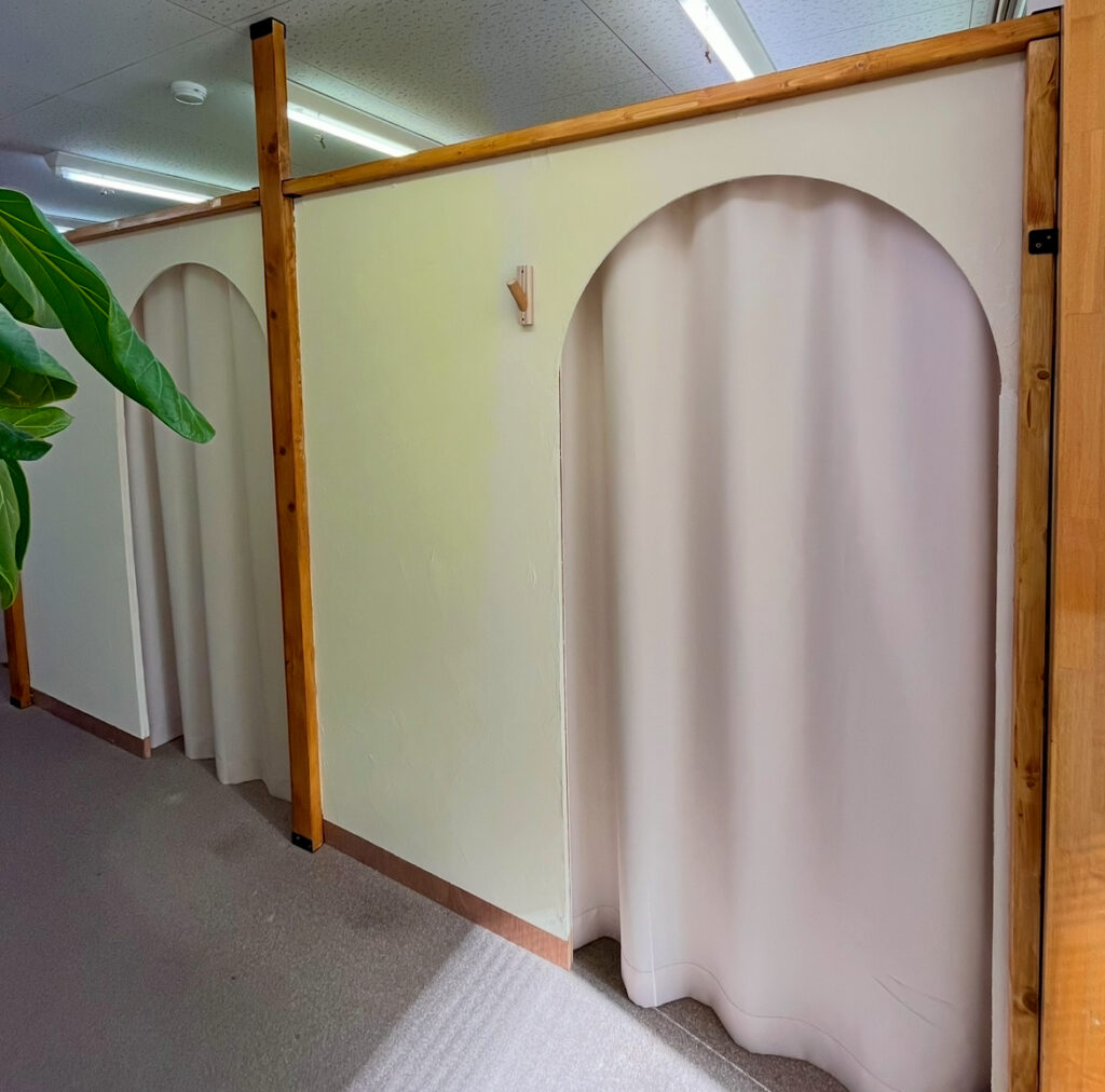 半個室の施術スペースの写真